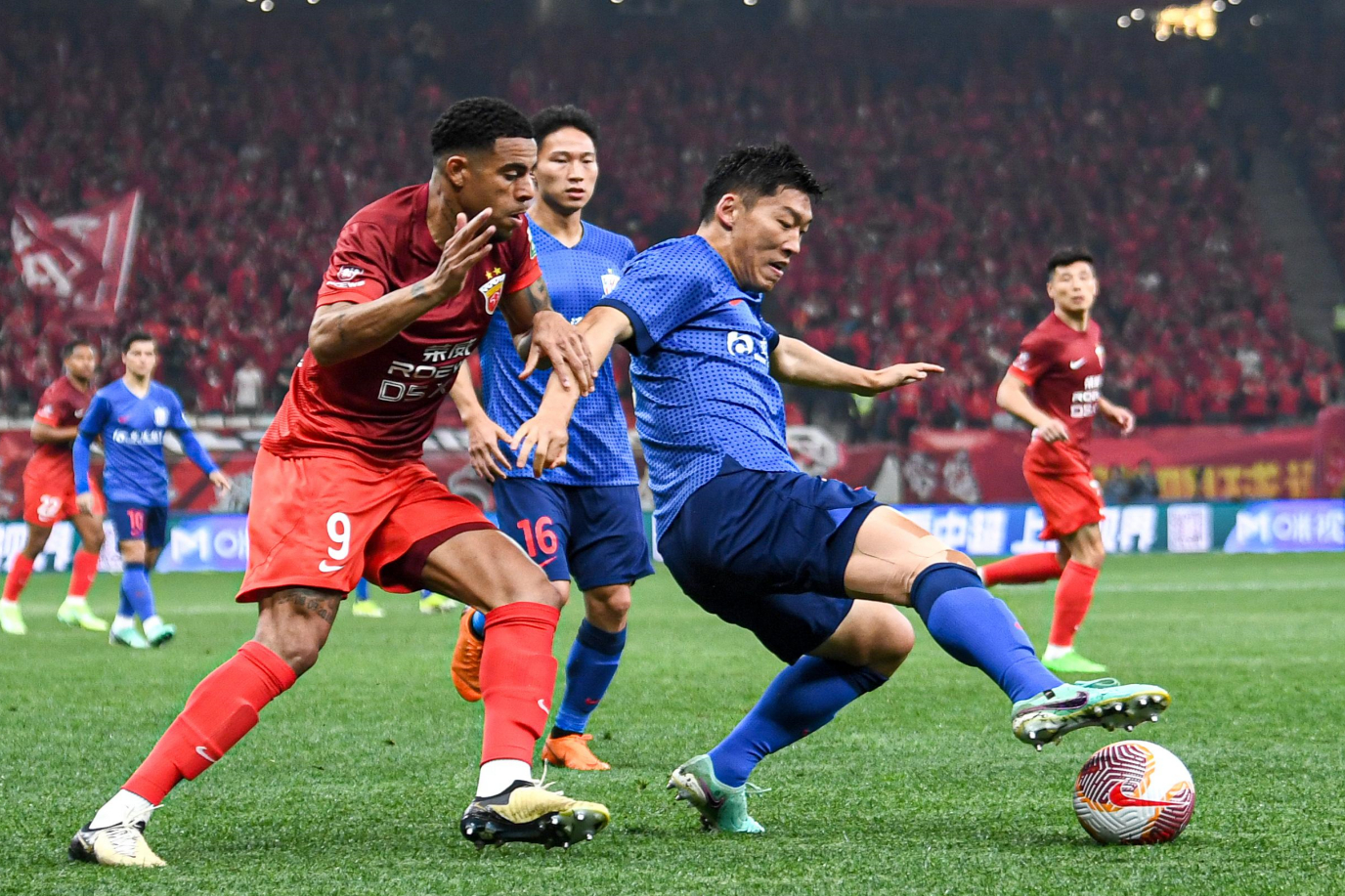 激情碰撞!各路豪强将在足球场上展开巅峰较量!(向着炮火前进全集播放) 激情碰撞!各路豪强将在足球场上展开巅峰较量!(向着炮火前进全集播放)