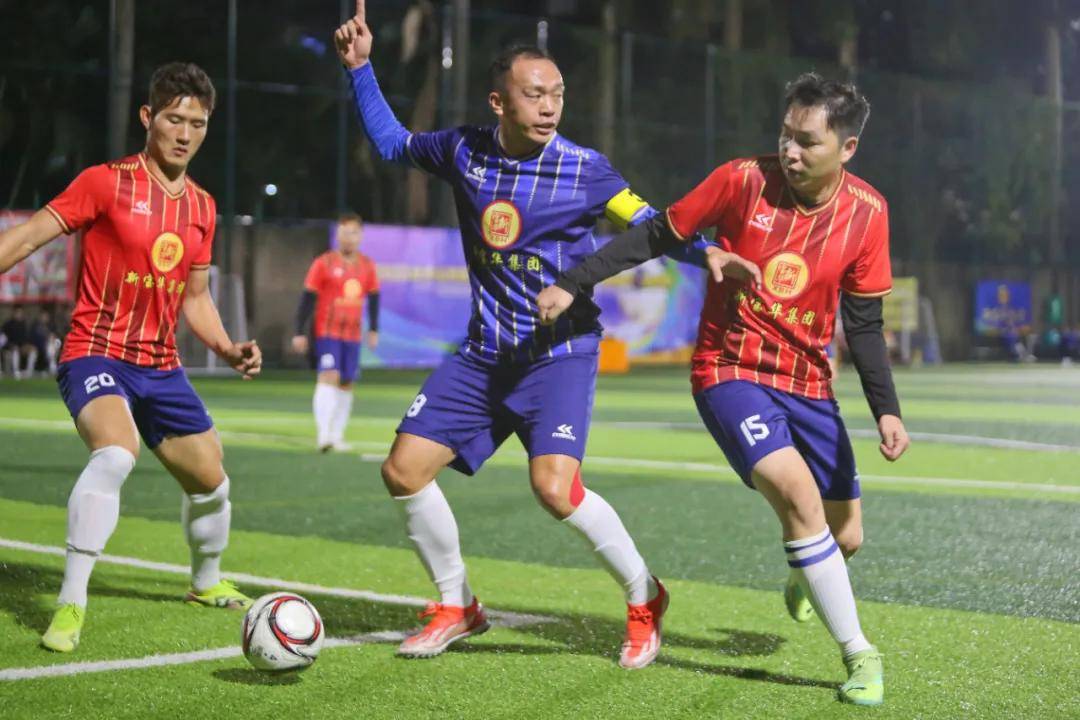 激情碰撞!各路豪强将在足球场上展开巅峰较量!(向着炮火前进全集播放) 激情碰撞!各路豪强将在足球场上展开巅峰较量!(向着炮火前进全集播放)