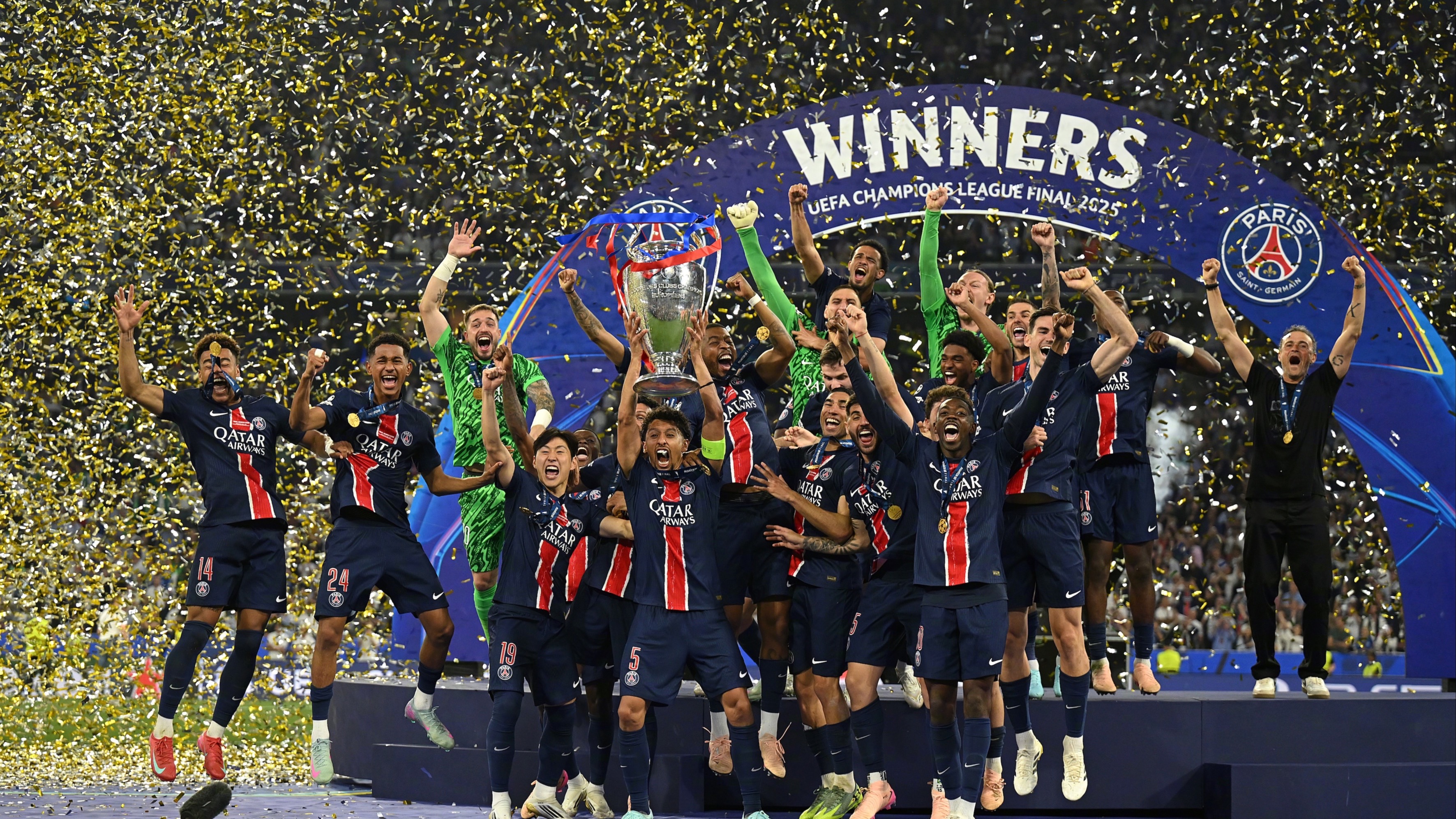 博彩平台排名-欧洲豪门激战领跑，冠军呼之欲出(皇帝在军营慰劳军官)